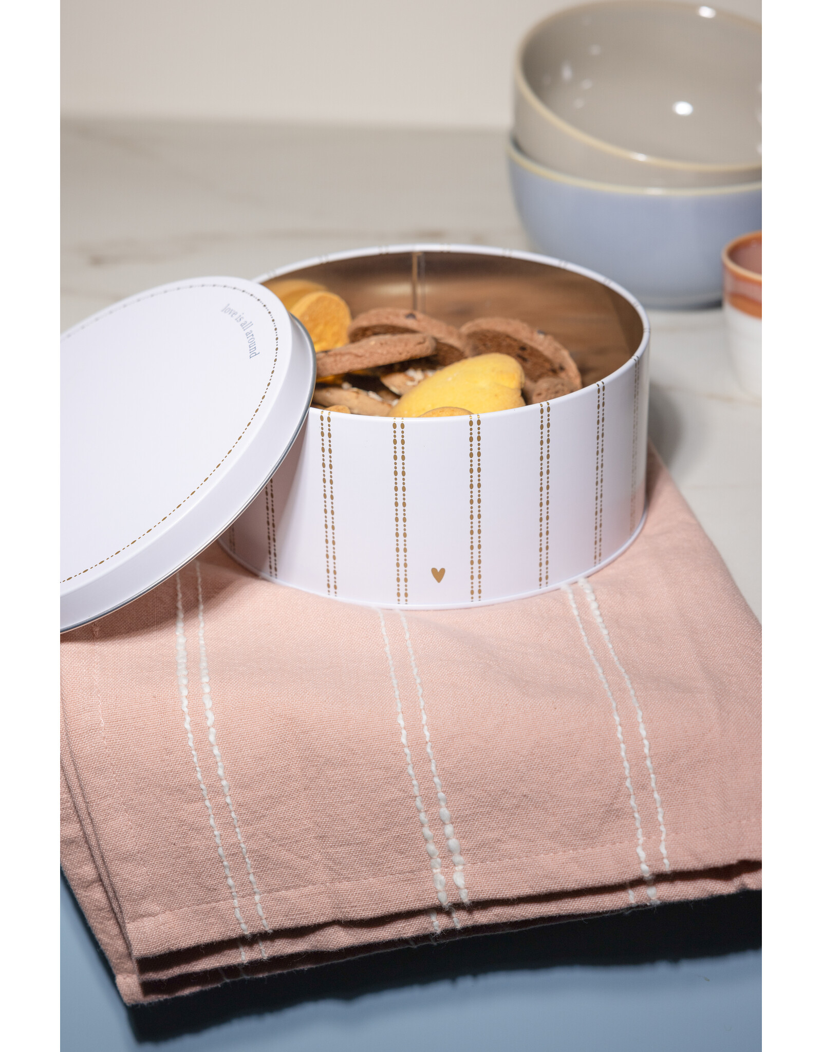 Koekblik Love is all around