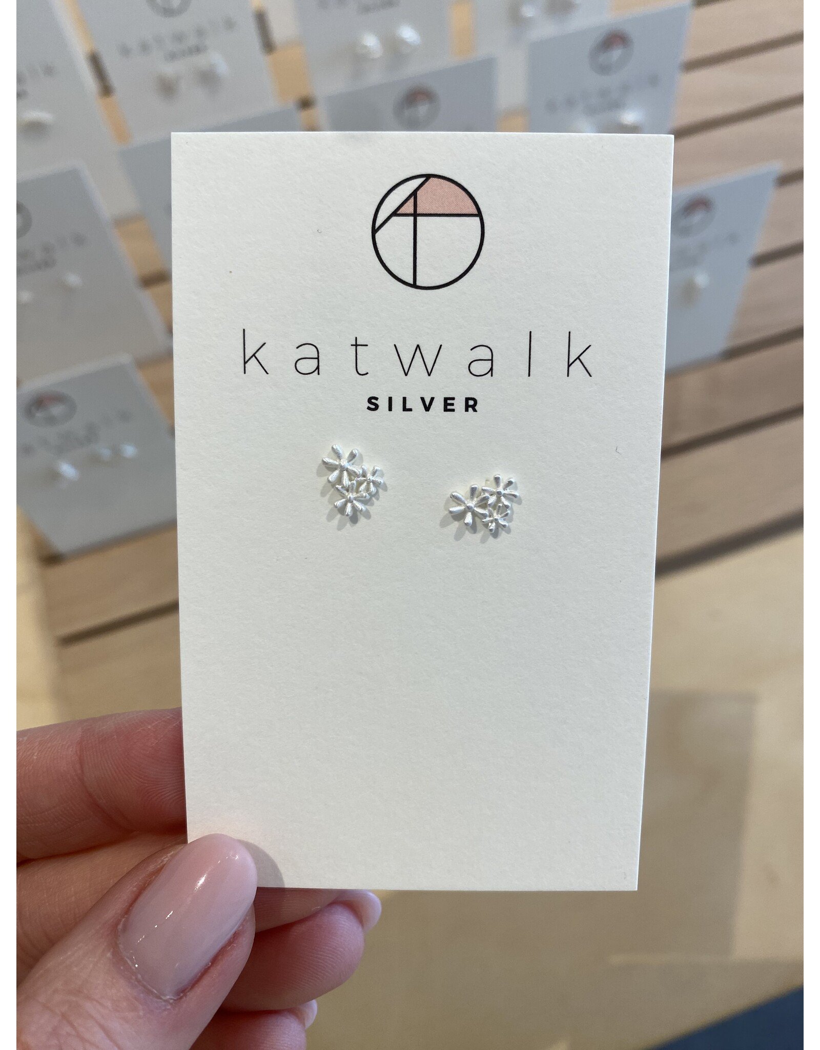 Oorstekers  trio bloemetjes zilver