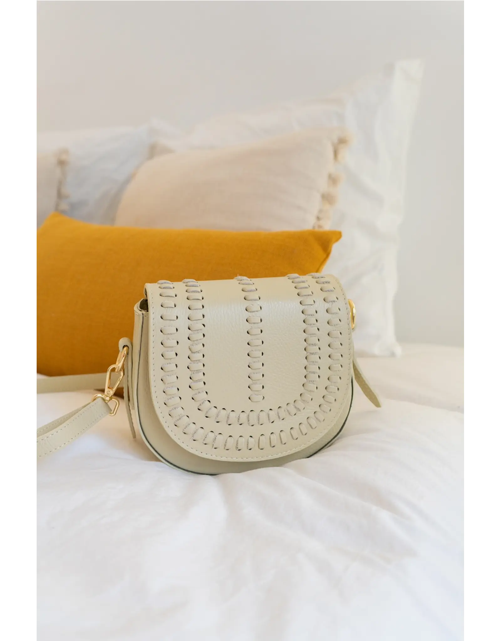 Crossbody beige detail