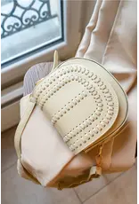 Crossbody beige detail