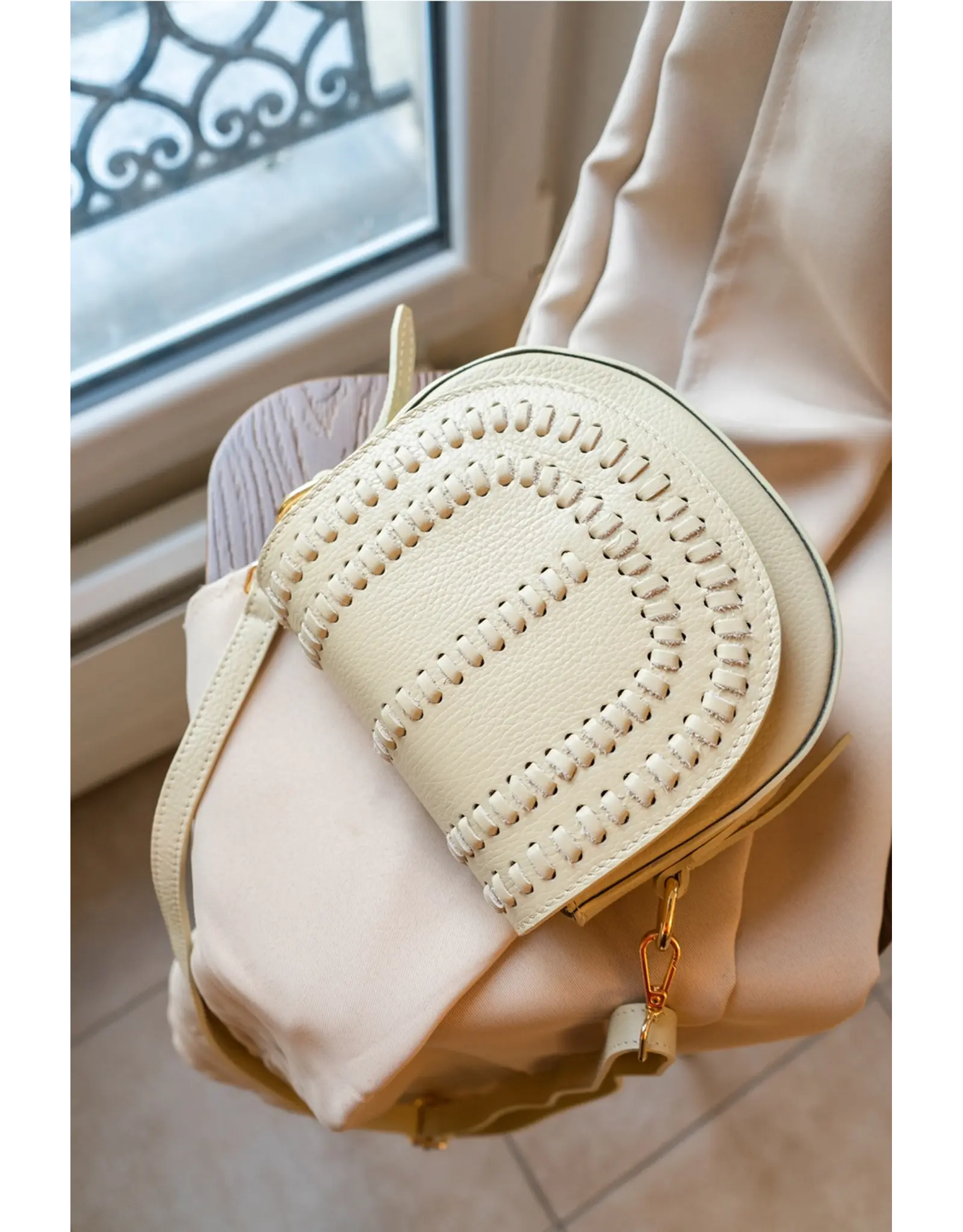 Crossbody beige detail