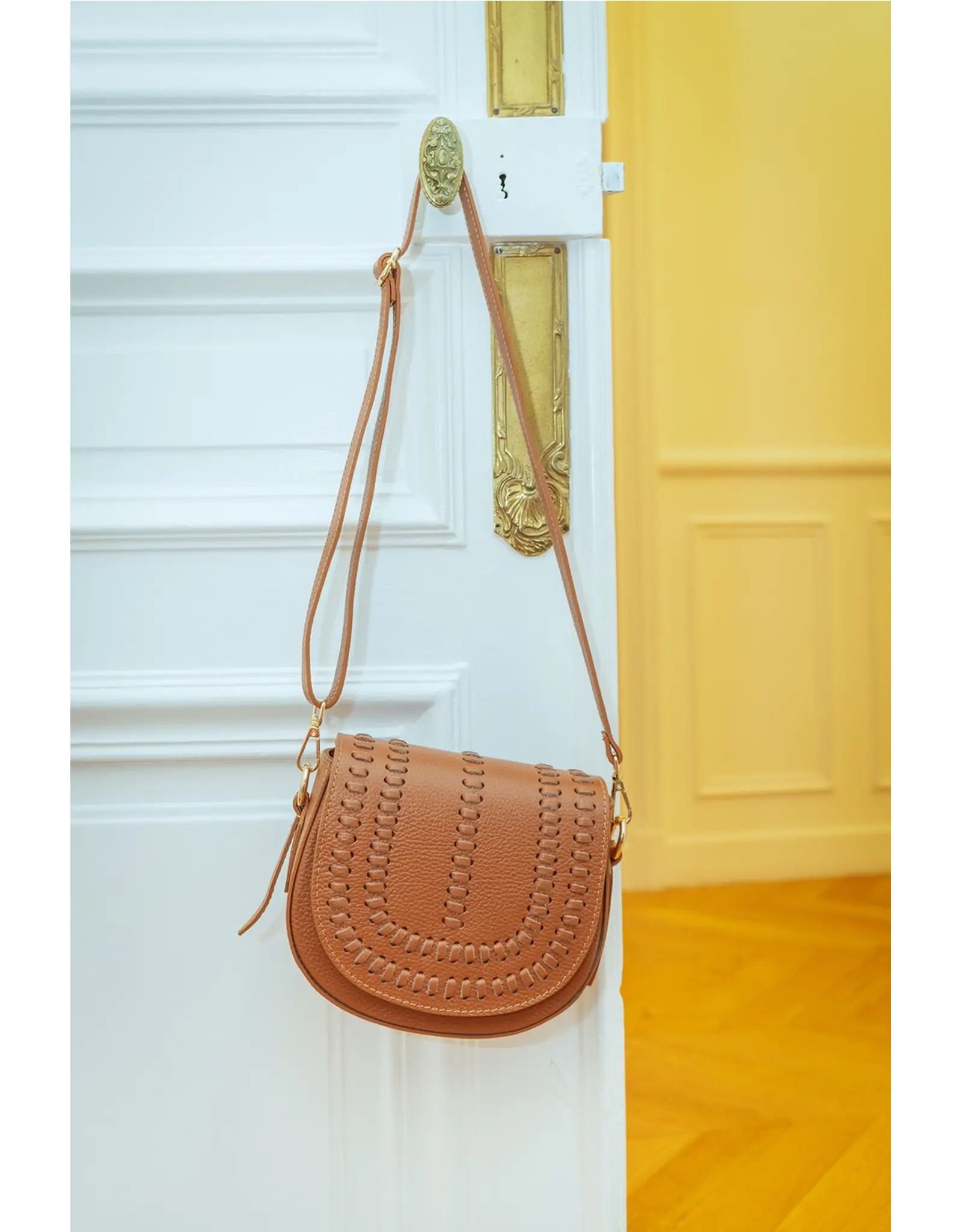 Crossbody cognac detail