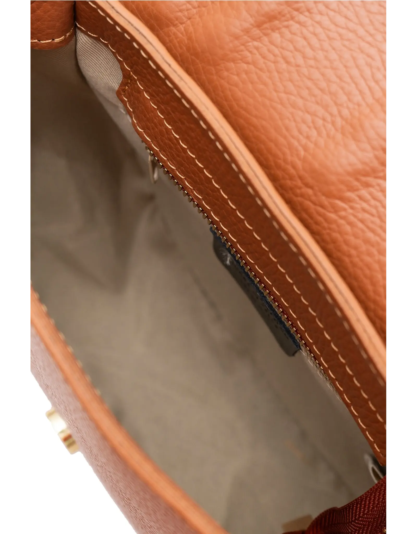 Crossbody cognac detail