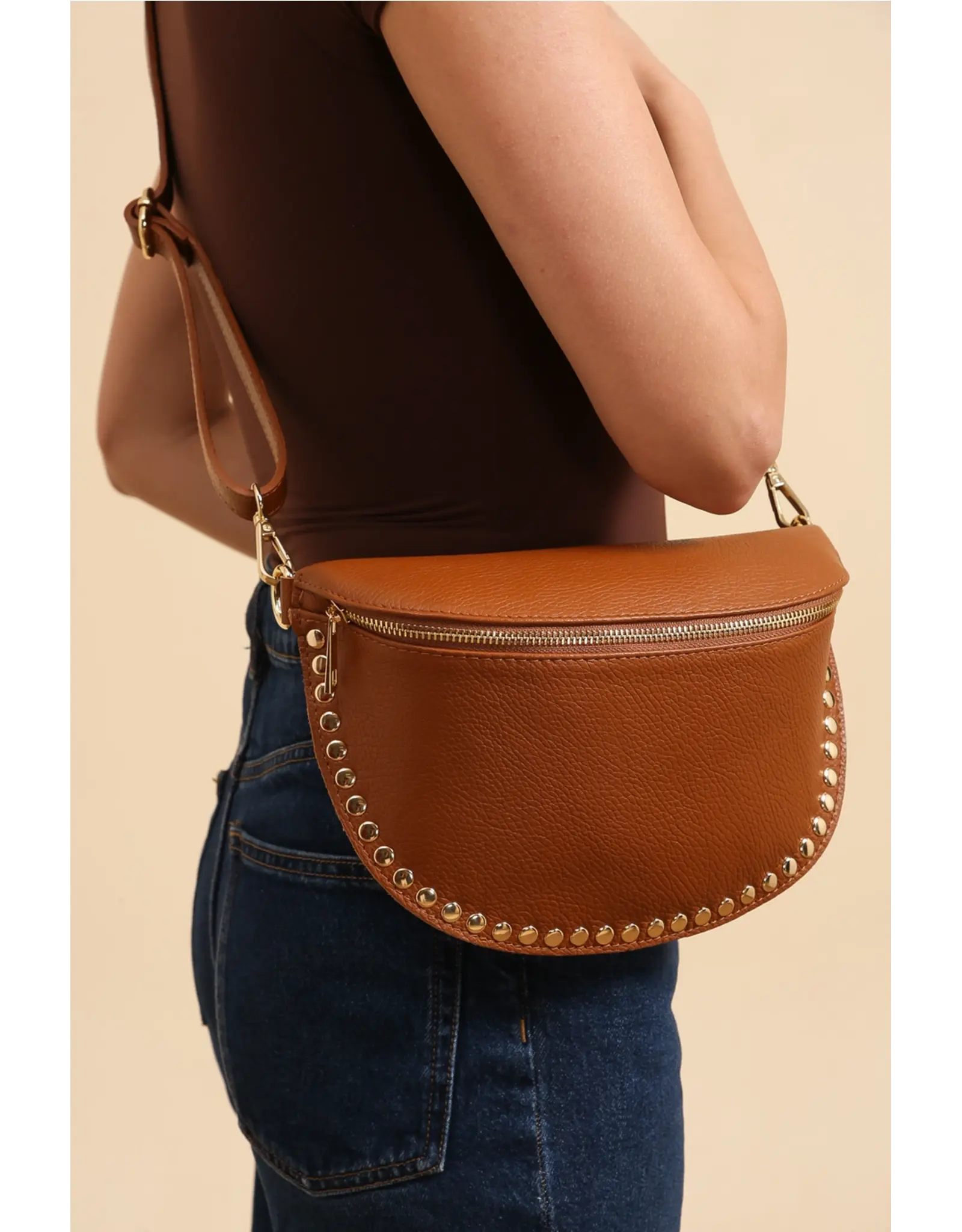 Crossbody studs cognac