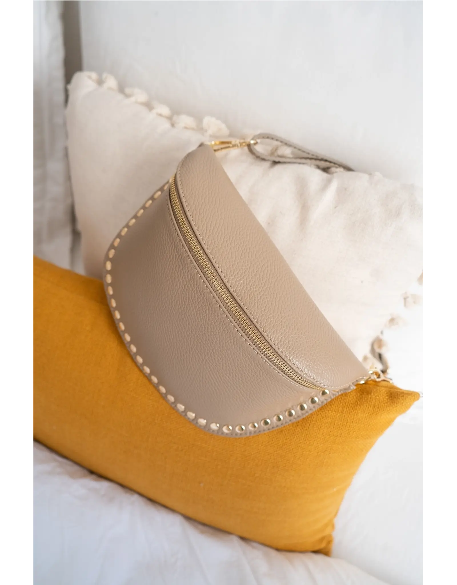 Crossbody studs beige