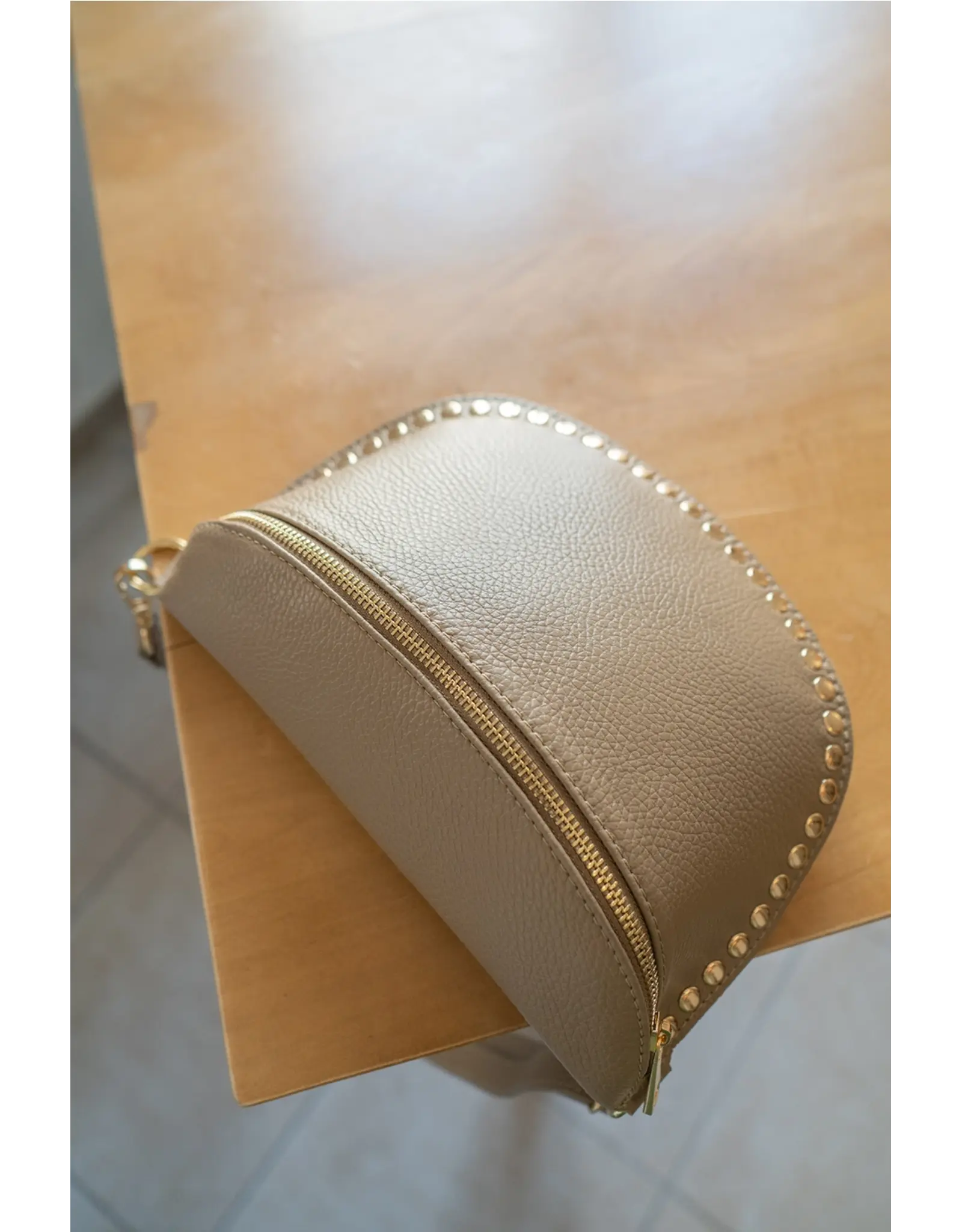 Crossbody studs beige