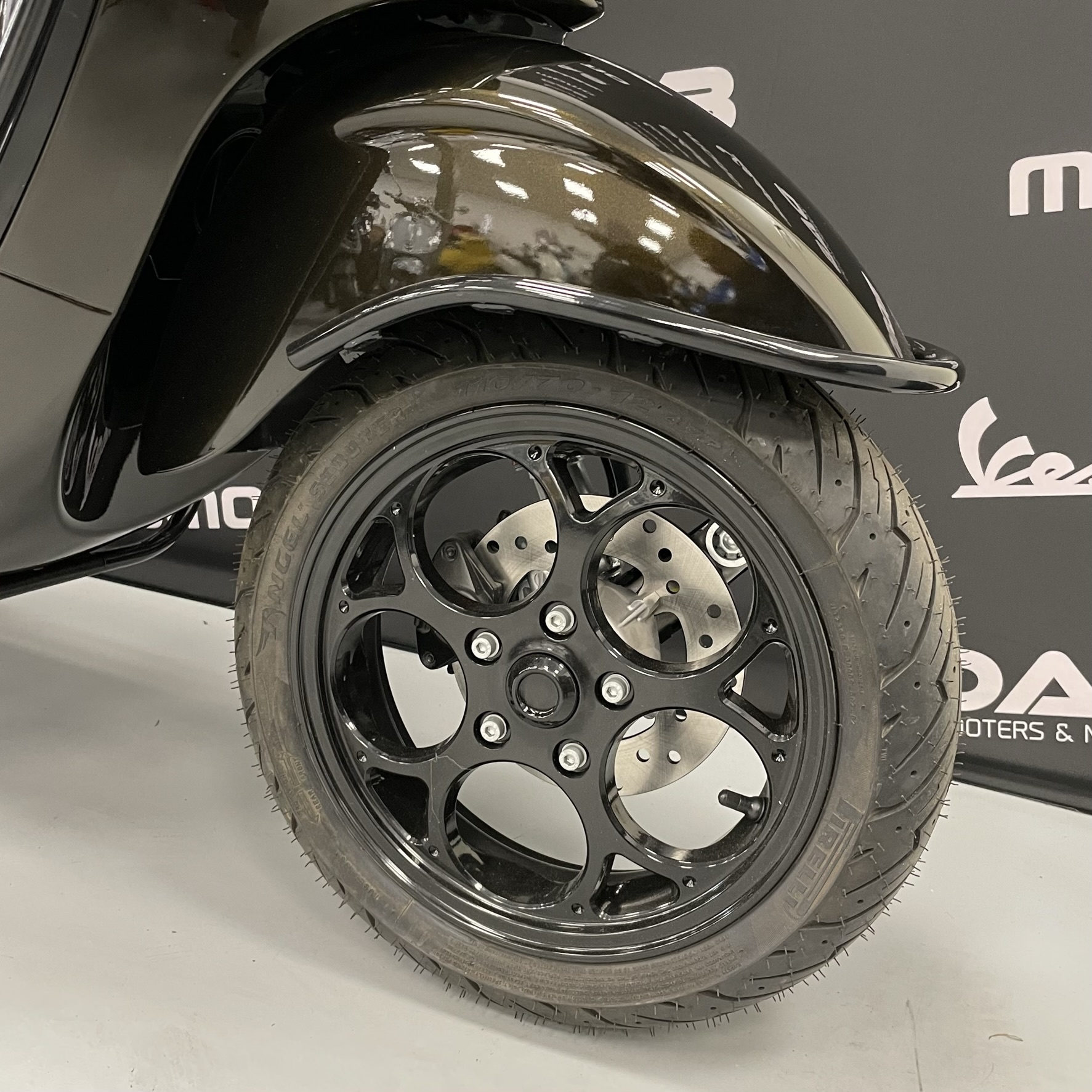 Vespa Sprint custom Python Green - DAB scooters & Motoren B.V.