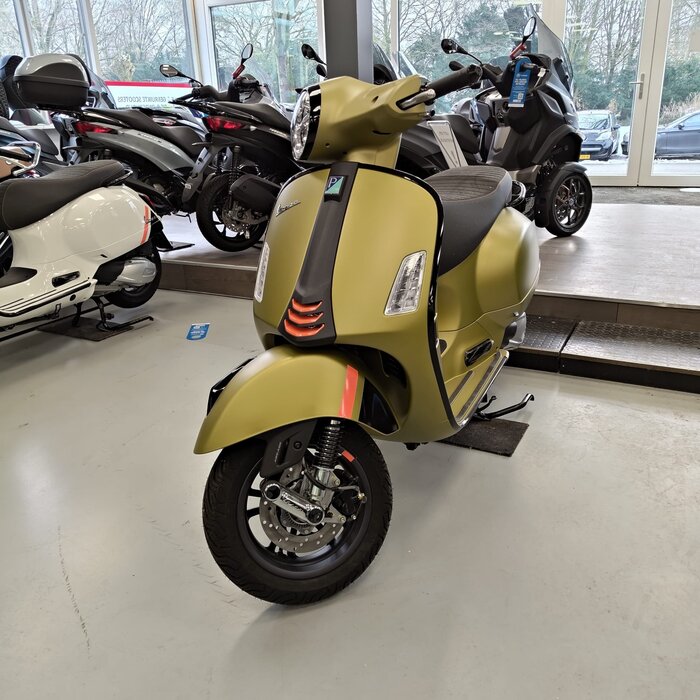 Vespa GTS Super Sport 300 E5+ Verde Ambizioso Matt