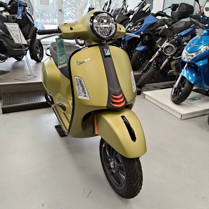 Vespa GTS Super Sport 300 E5+ Verde Ambizioso Matt
