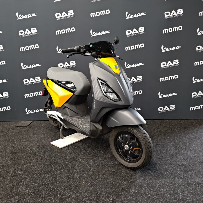 Piaggio one bromscooter ( elektrisch )