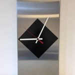 Klokkendiscounter Design - Wall clock Extravaganza -Black Window