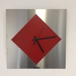 Klokkendiscounter Design - Red Window wall clock