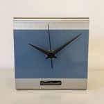 Klokkendiscounter Design - Table clock The Cube Ice Blue