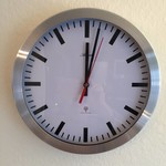 Atlanta Design - Aluminium Wanduhr Stationsmodell