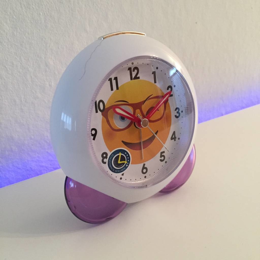 Klokkendiscounter Design - Vrolijke Kinderwecker met een lachend gezicht.