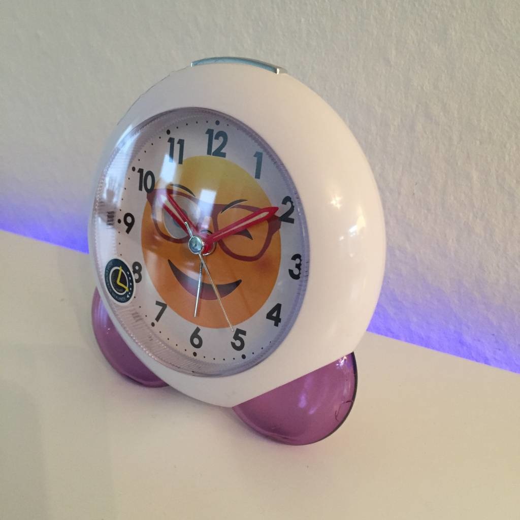 Klokkendiscounter Design - Vrolijke Kinderwecker met een lachend gezicht.
