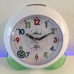 Atlanta Design - Kinderwekker in wit met groene bollen
