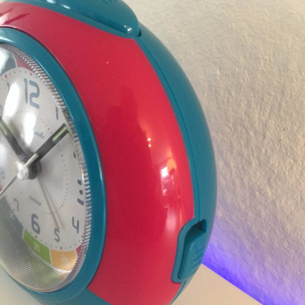 Atlanta Design - Children's alarm clock with red