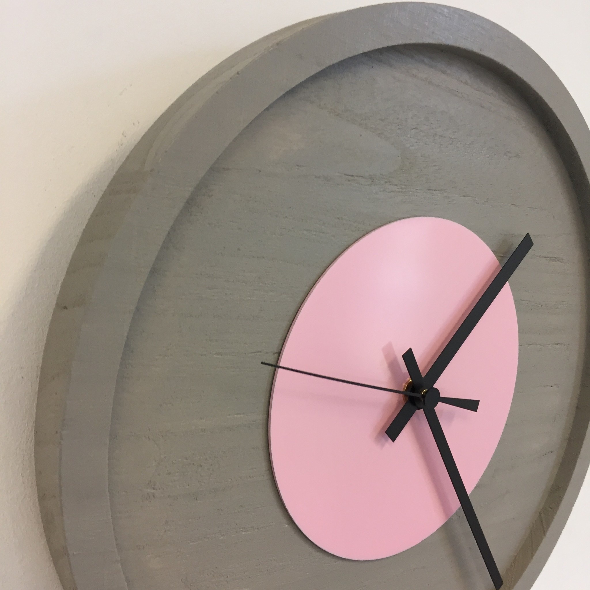 Klokkendiscounter Design - Wall clock Quinten Pink Modern Design