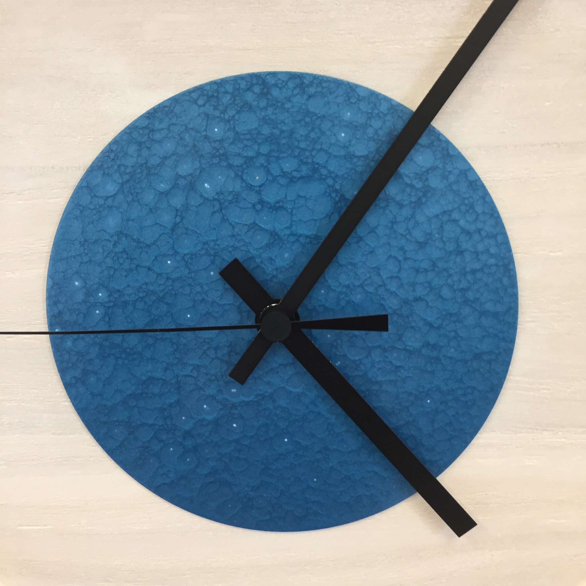 Klokkendiscounter Design - Wall clock Quinten White & Blue Hammer Modern Dutch Design