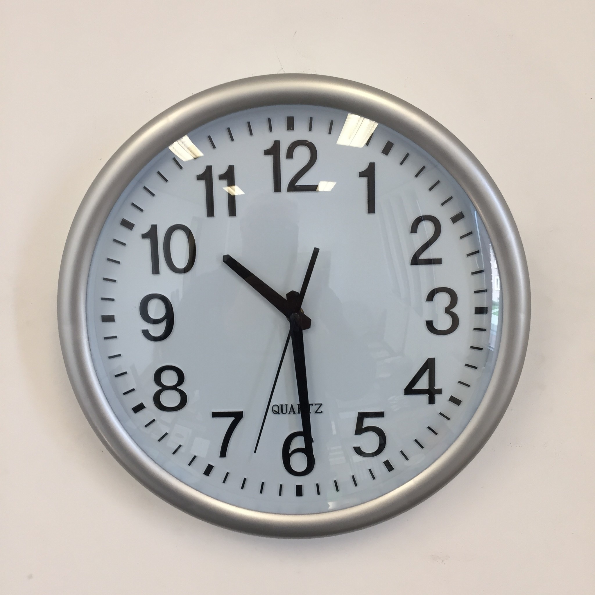 NiceTime Design - Wall clock Silver & Gray Modern Design
