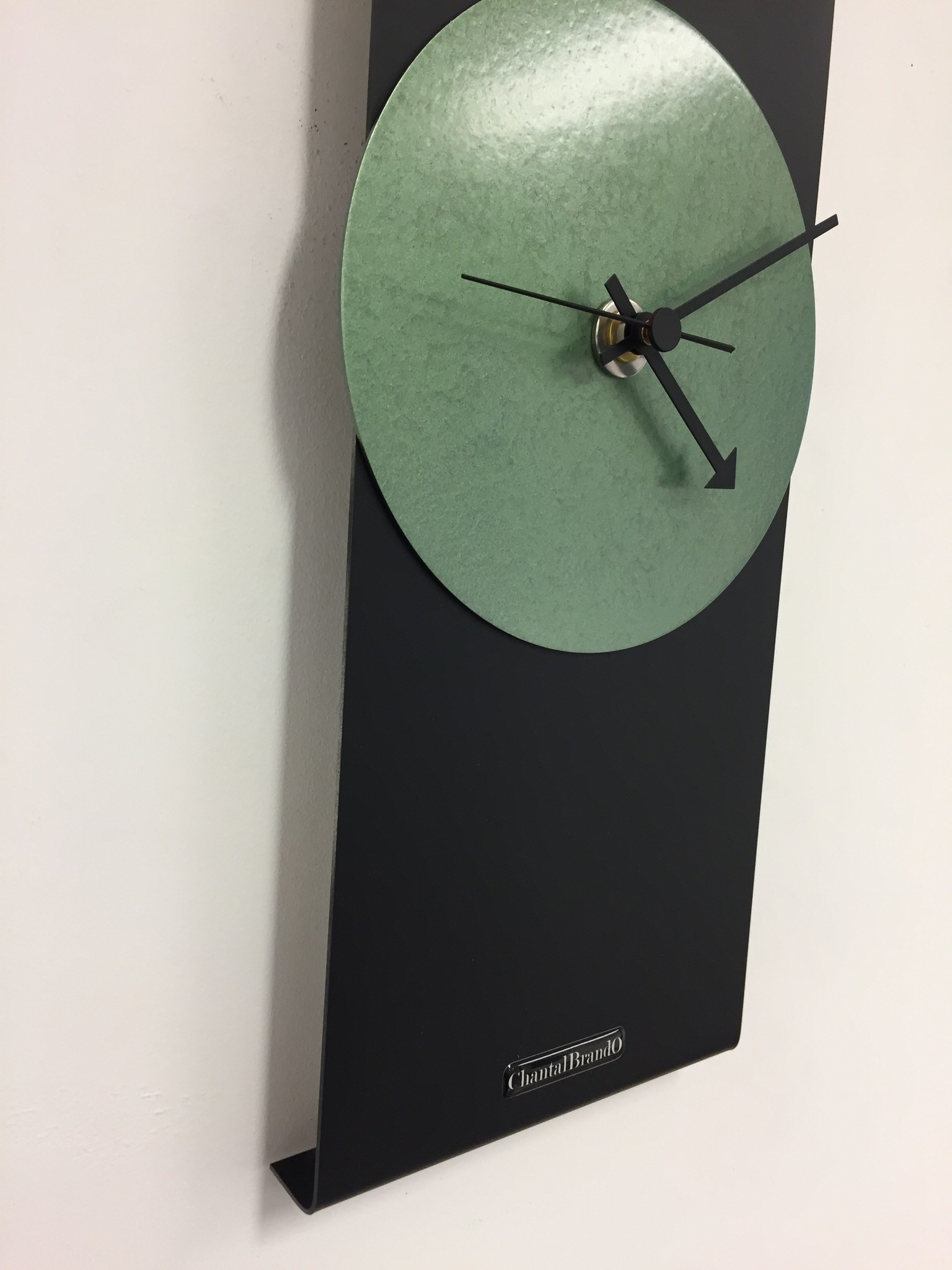 Klokkendiscounter Design - Wall clock Black Line & Hammer Green Modern Design Stainless steel