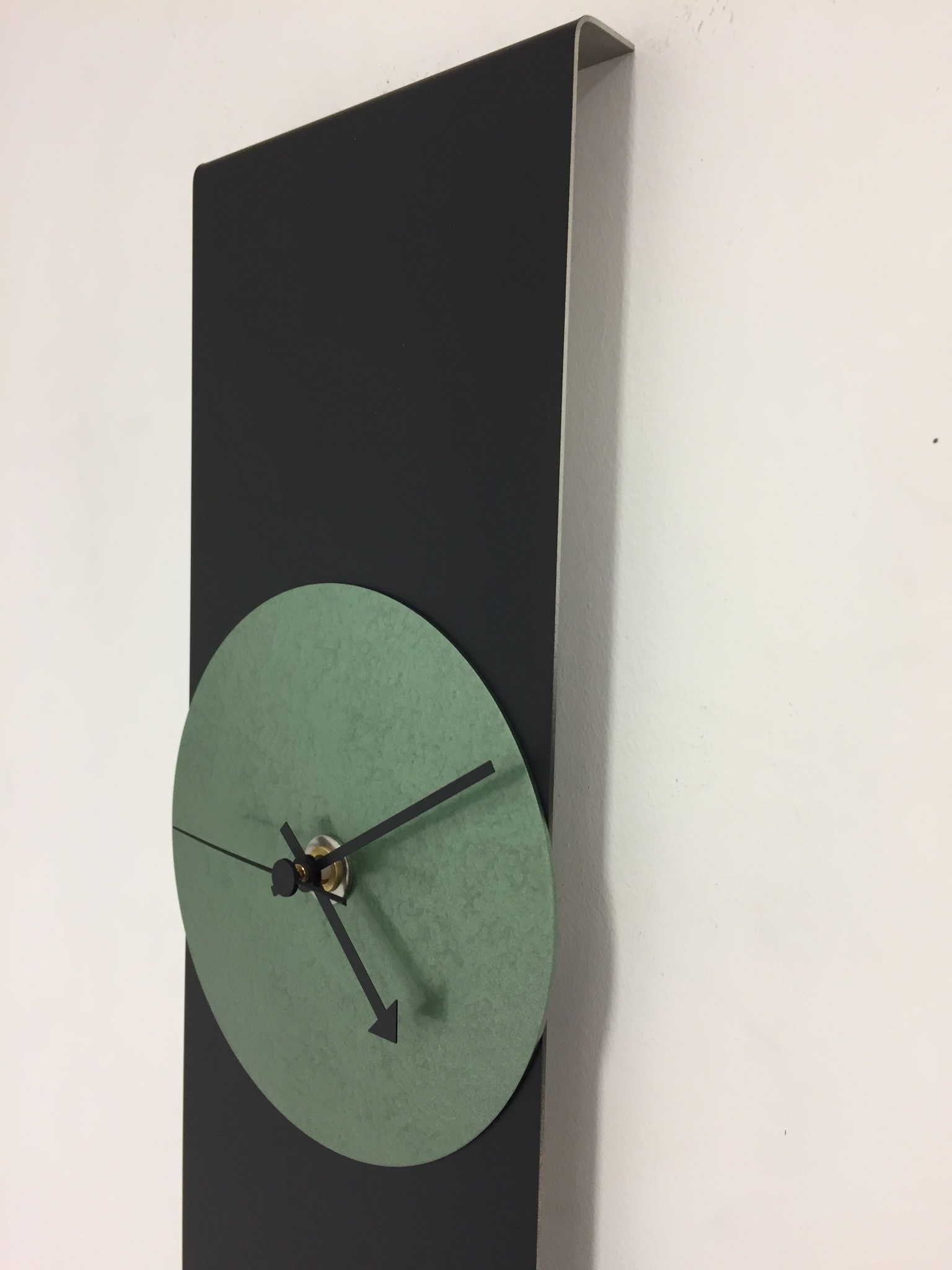 Klokkendiscounter Design - Wall clock Black Line & Hammer Green Modern Design Stainless steel