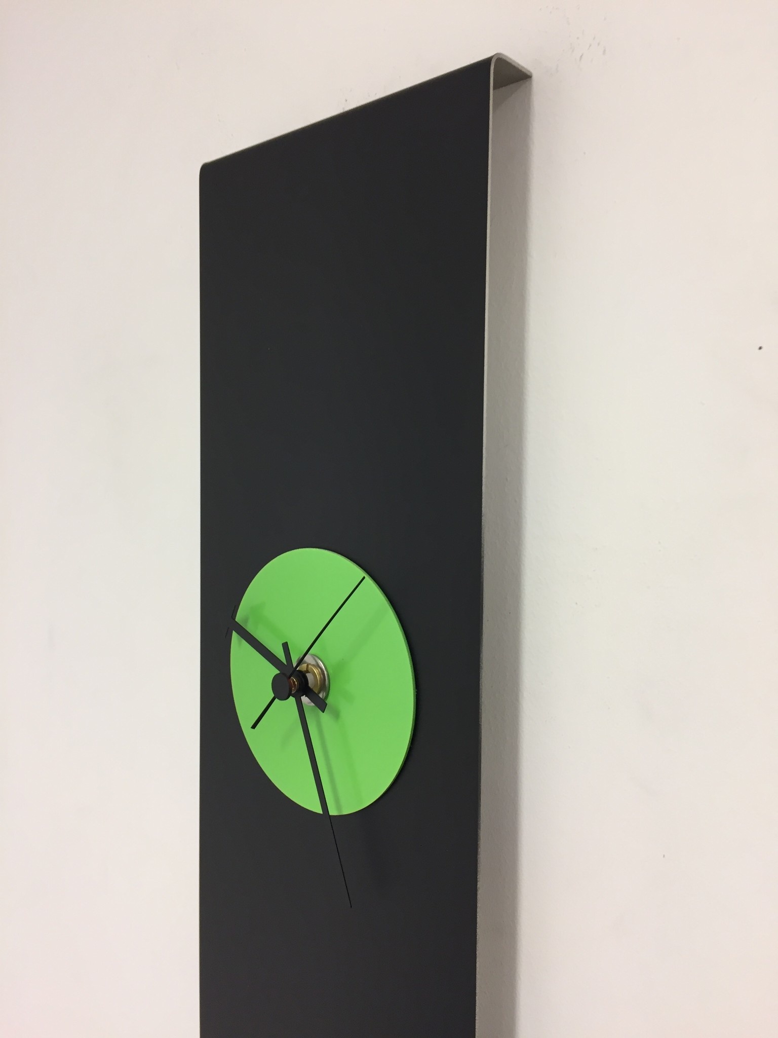 Klokkendiscounter Design - Wall clock Black -Line & Green Modern Design Stainless steel