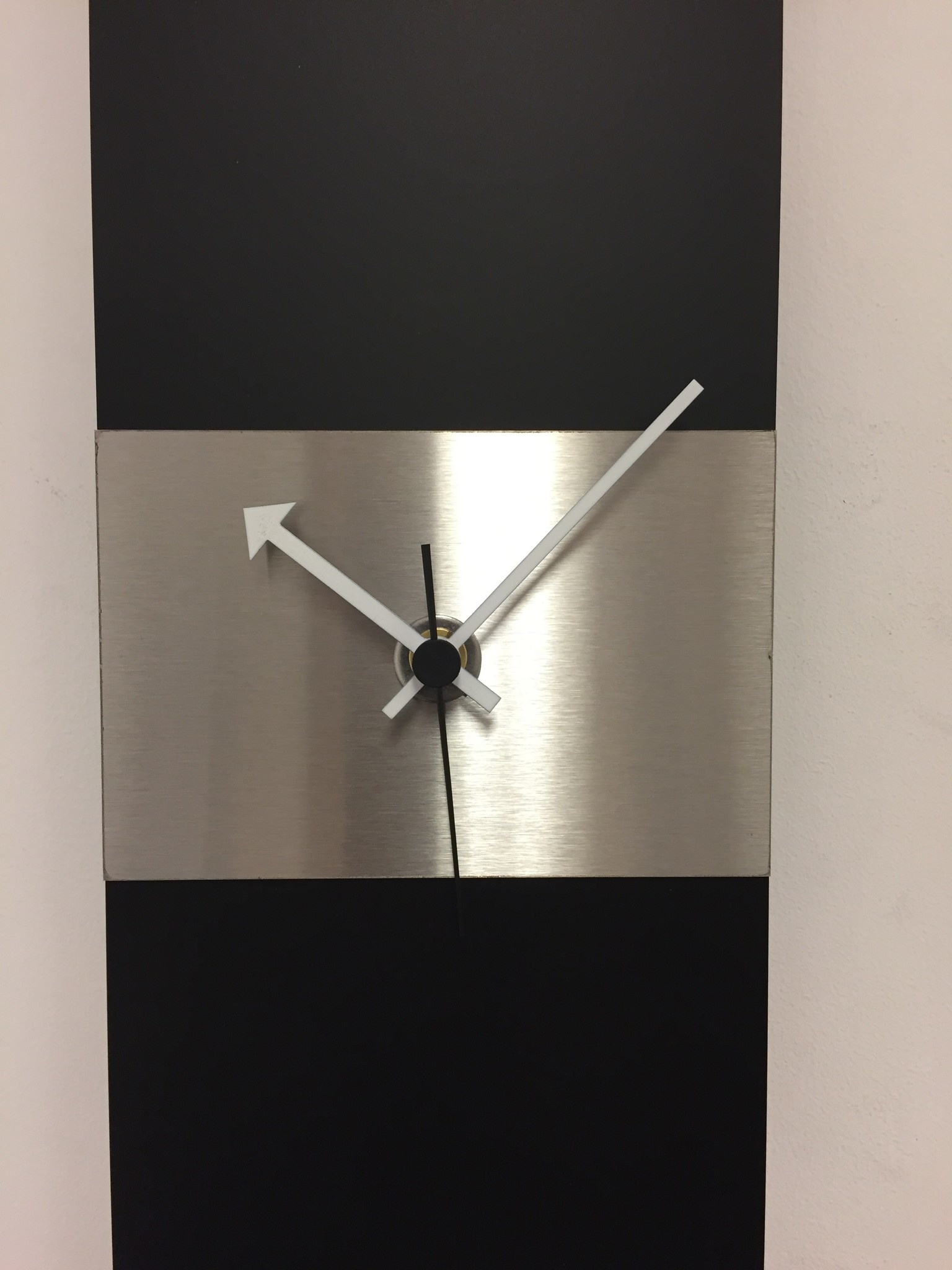 Klokkendiscounter Design - Wall clock Black -Line & Silver Stripe Modern Design Stainless steel