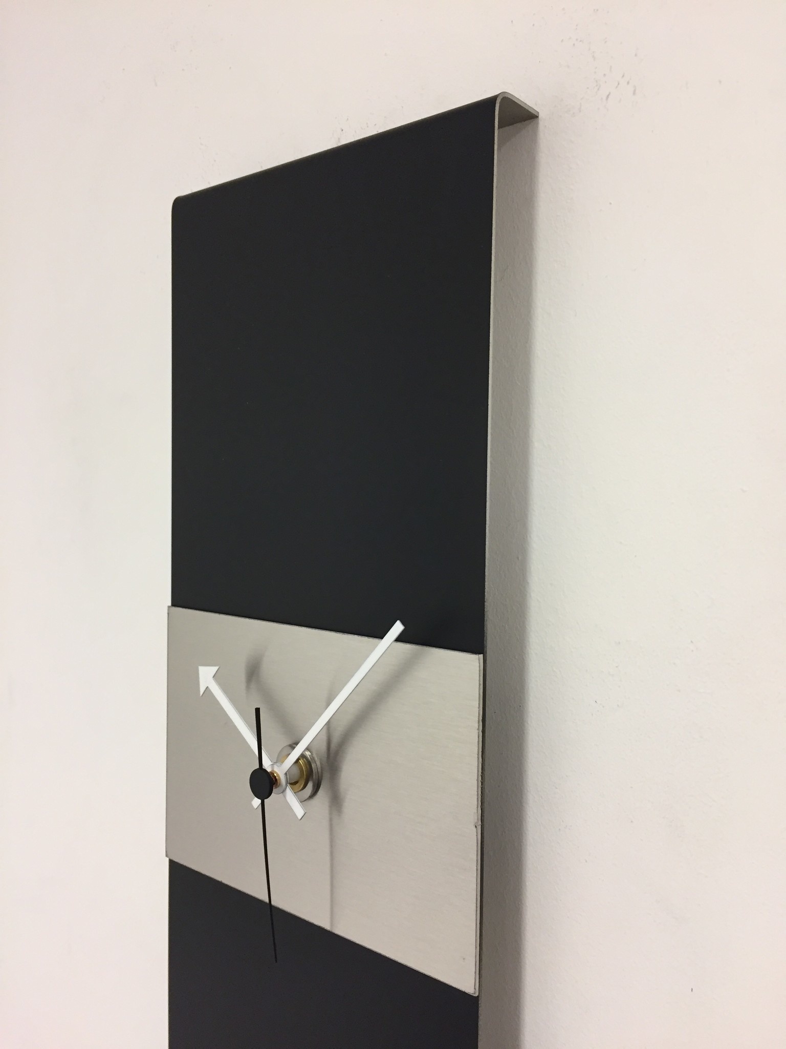 Klokkendiscounter Design - Wall clock Black -Line & Silver Stripe Modern Design Stainless steel