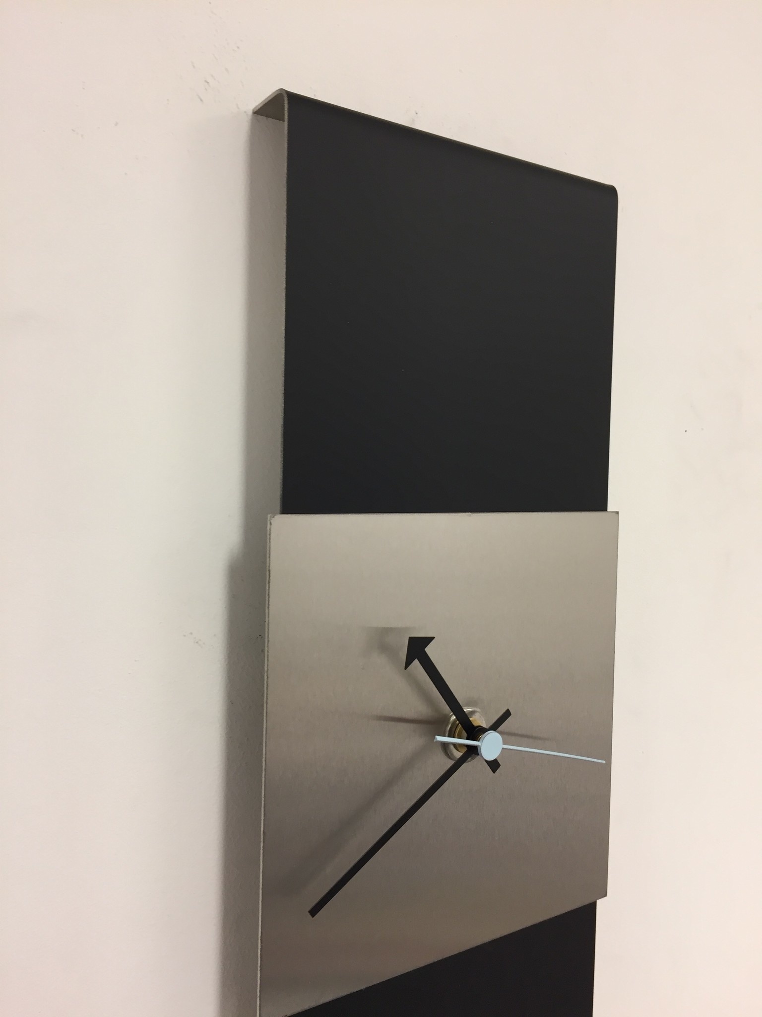 Klokkendiscounter Design - Wall clock Black -Line Silver Square Blue Pointer Modern Design