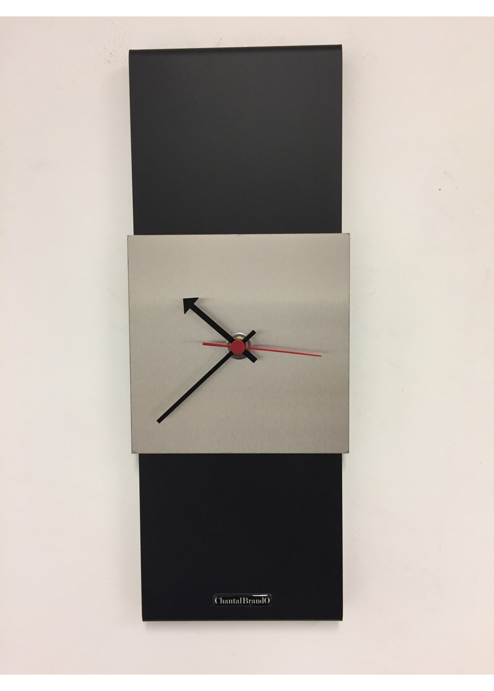 Klokkendiscounter BeoXL - Wanduhr Black-Line Silver Square RED Pointer Modern Design Edelstahl
