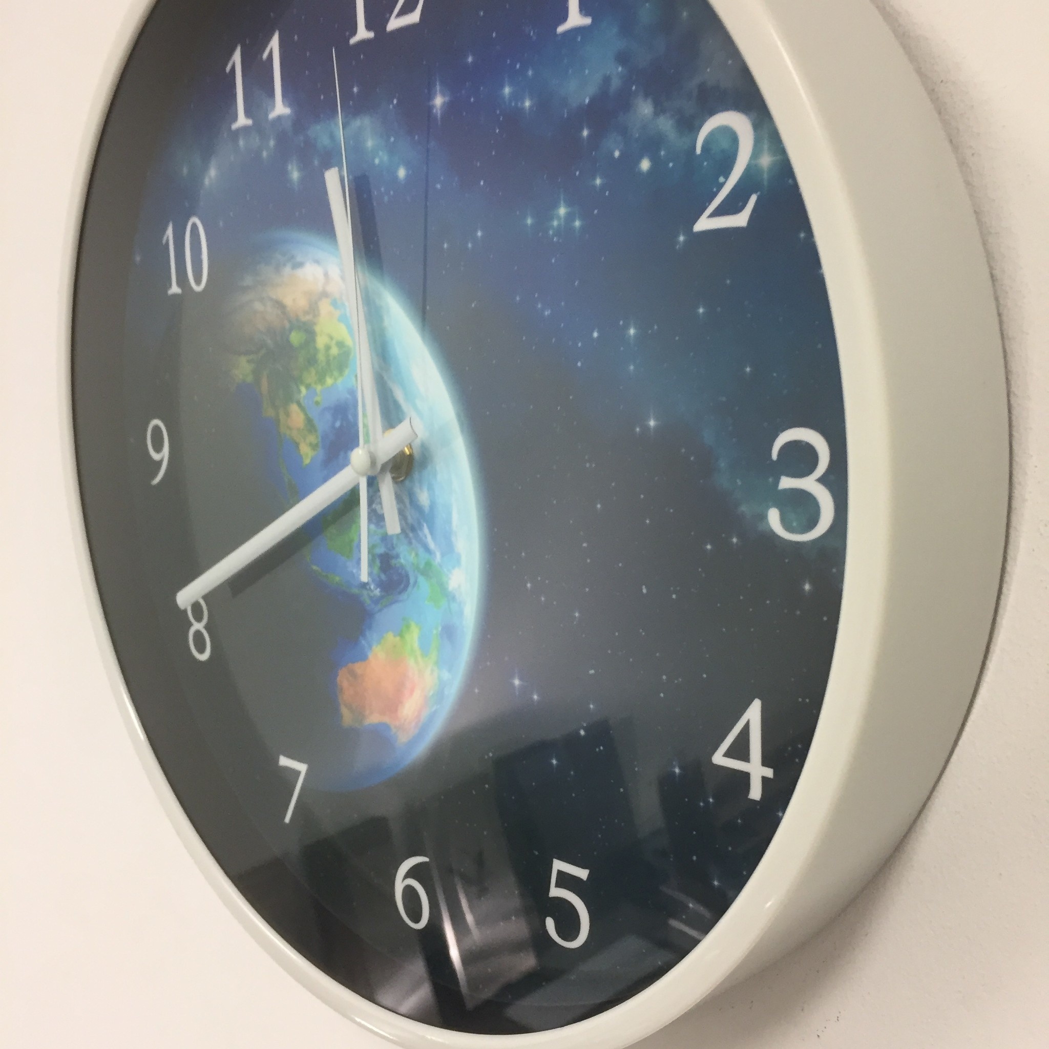 Klokkendiscounter Design - Wall clock The Earth Modern Design