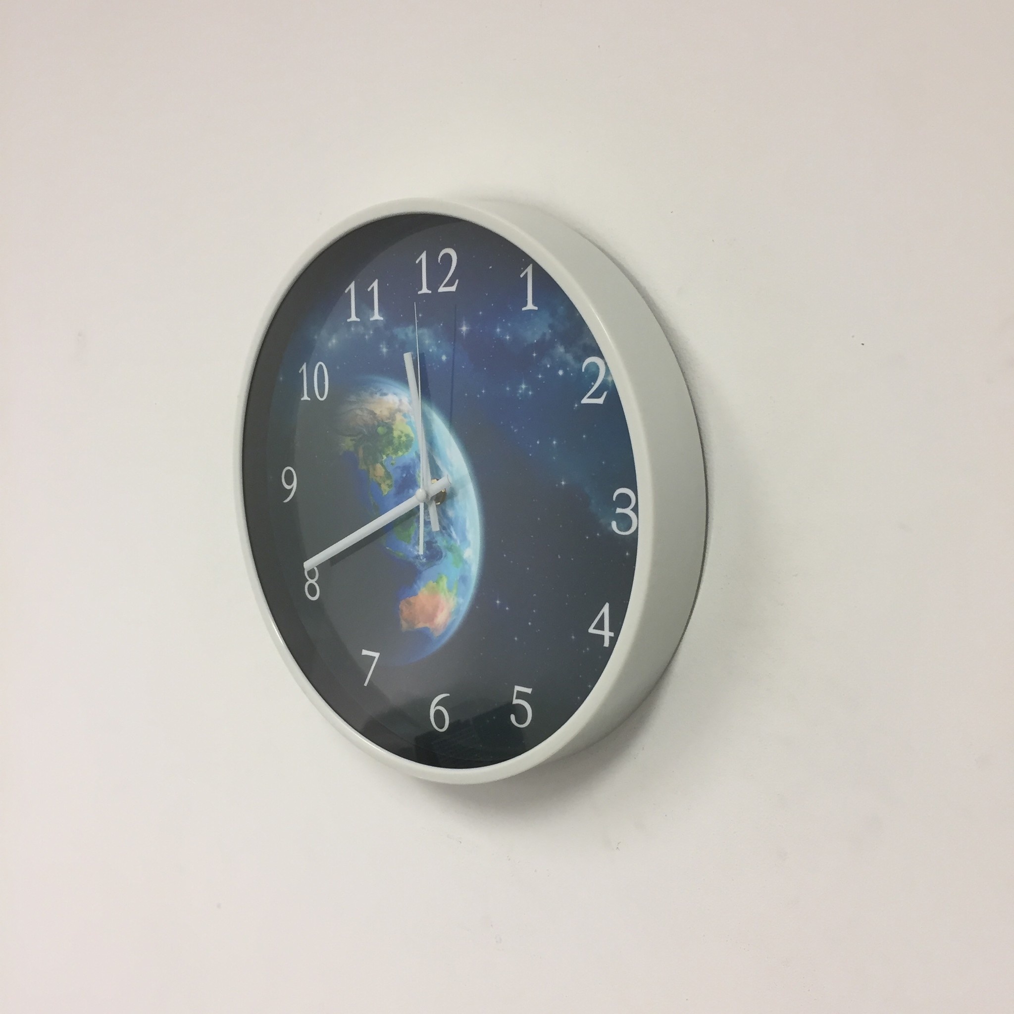 Klokkendiscounter Design - Wanduhr The Earth modern design