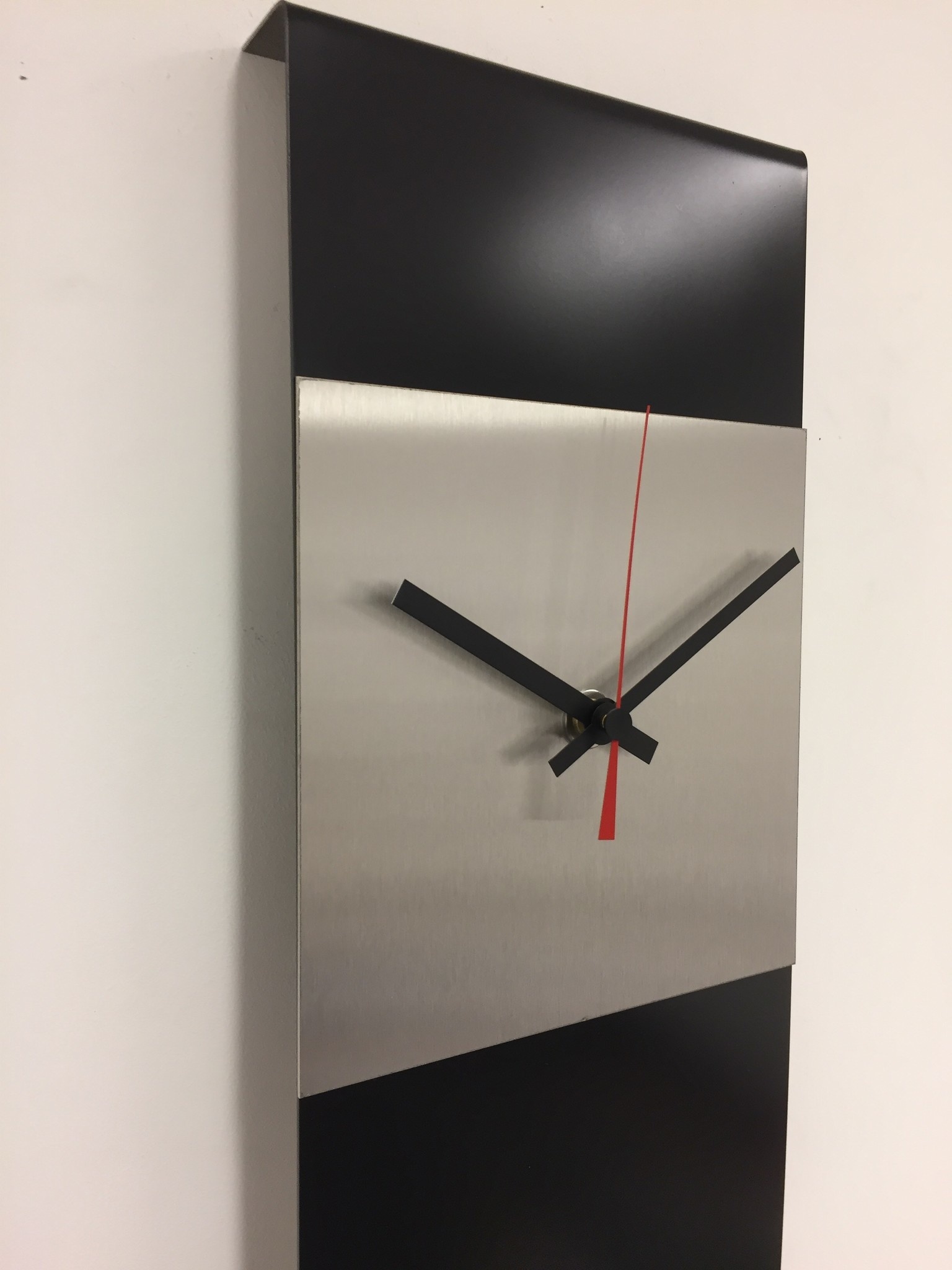 Klokkendiscounter Design - Wall clock Labrand Export Design Black & Red Pointer