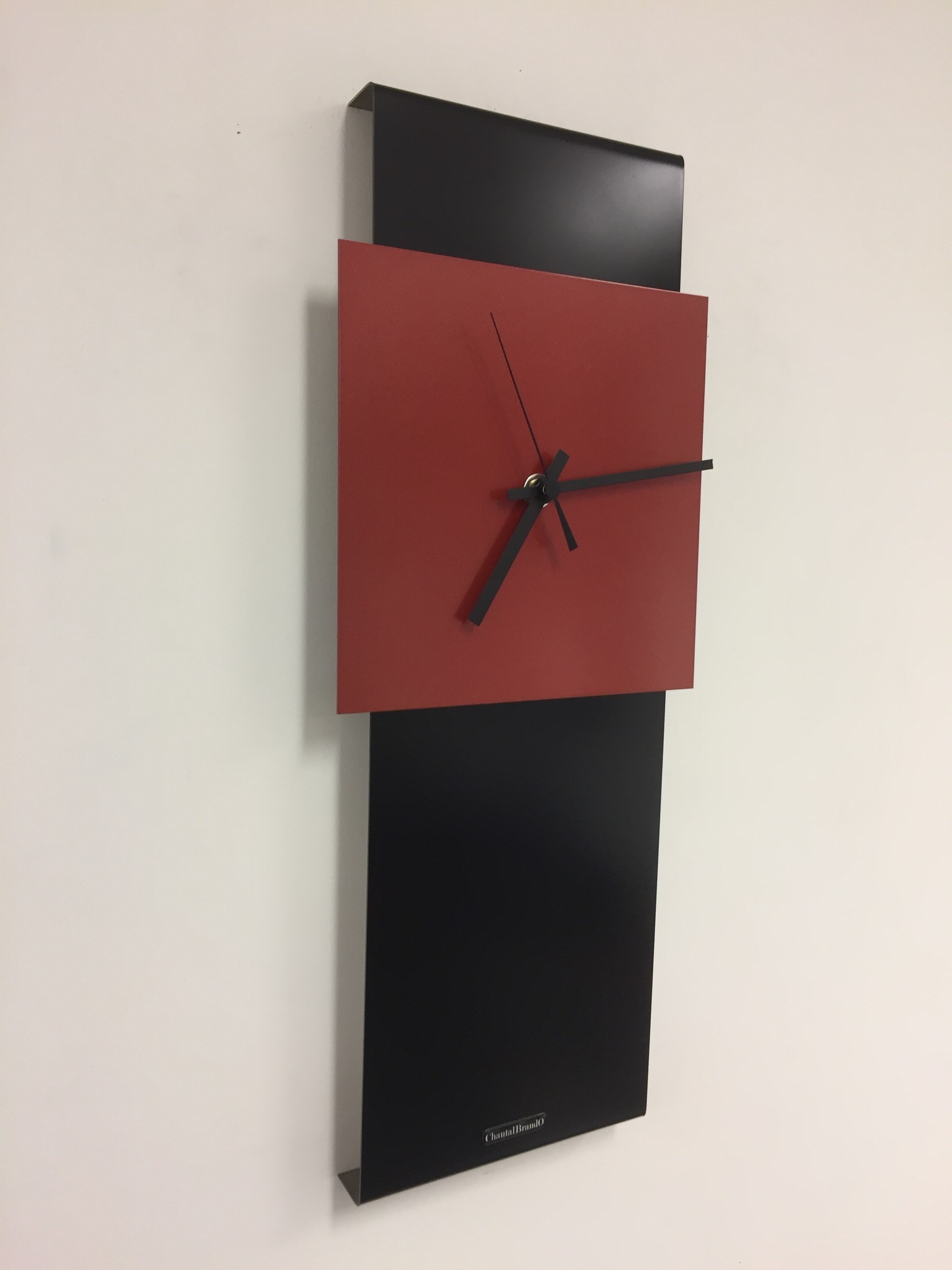 Klokkendiscounter Design - Wall clock Labrand Export Design Black & Brilliant Red Dutch Design