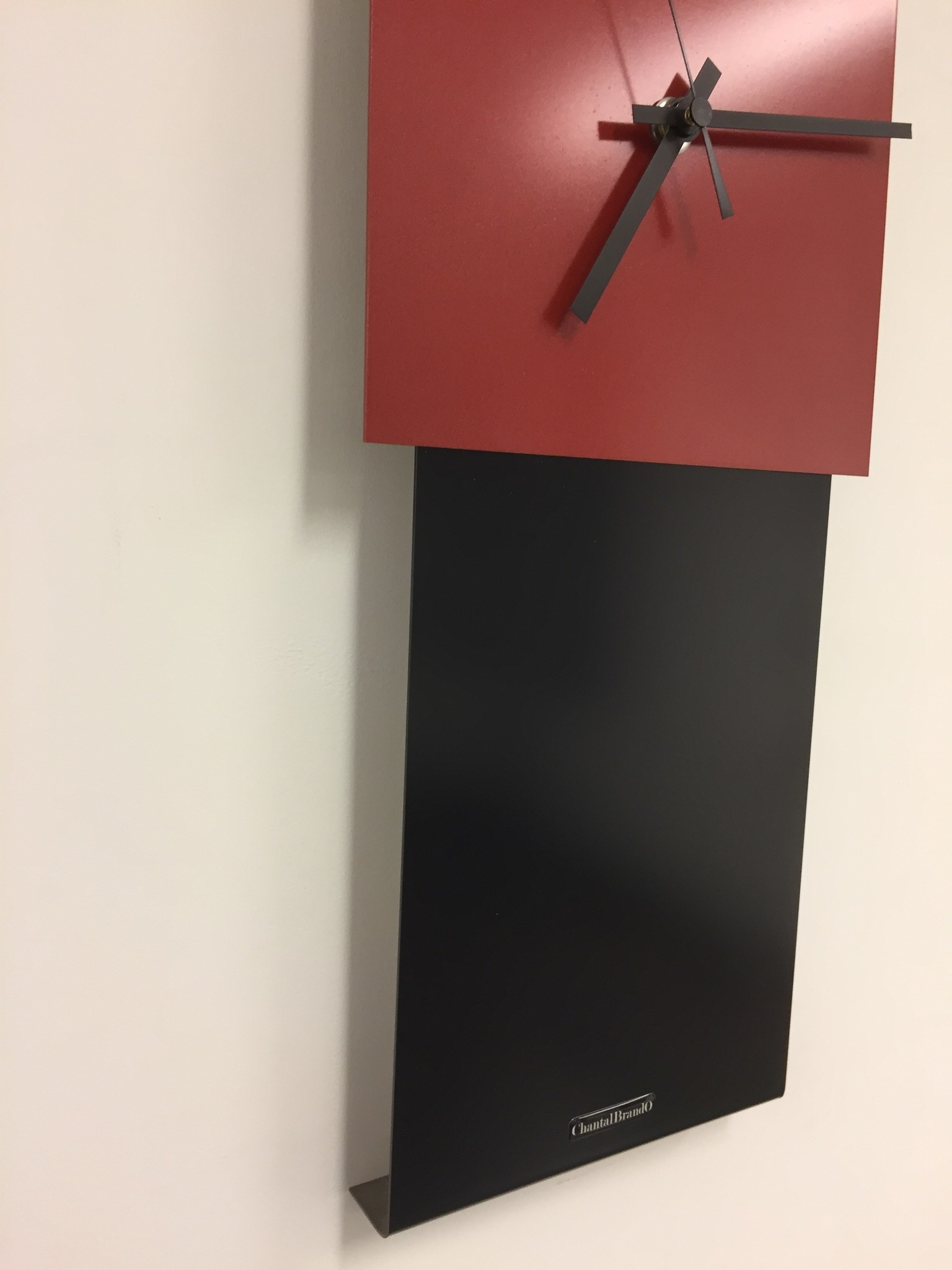 Klokkendiscounter Design - Wall clock Labrand Export Design Black & Brilliant Red Dutch Design