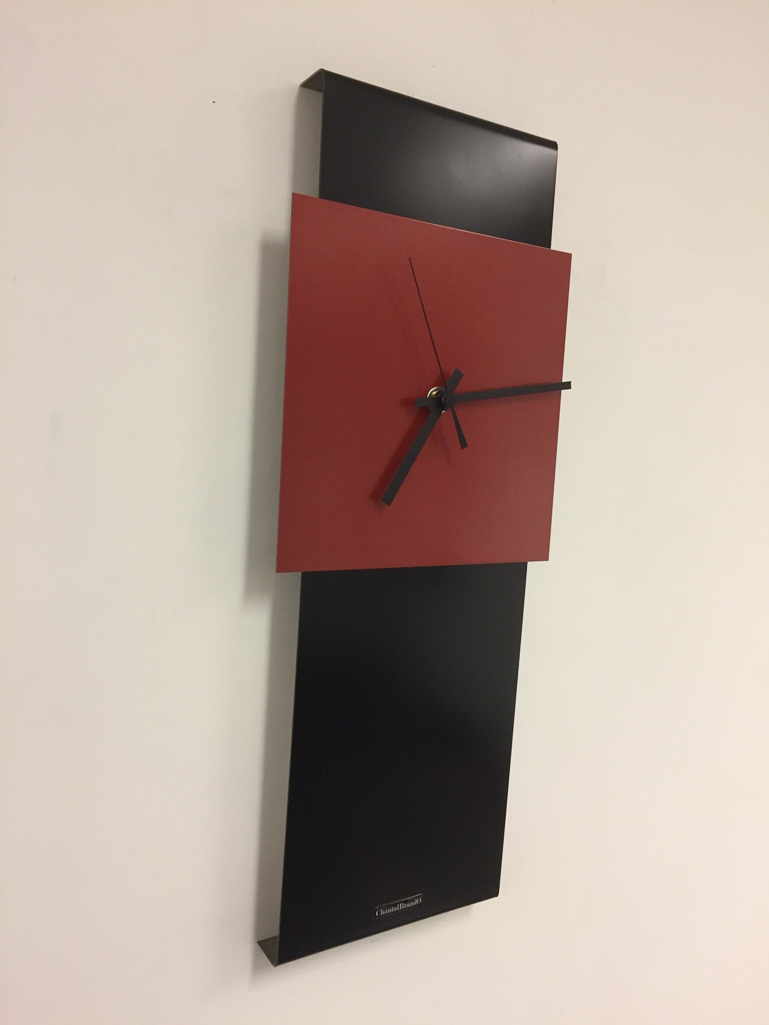 Klokkendiscounter Design - Wall clock Labrand Export Design Black & Brilliant Red Dutch Design