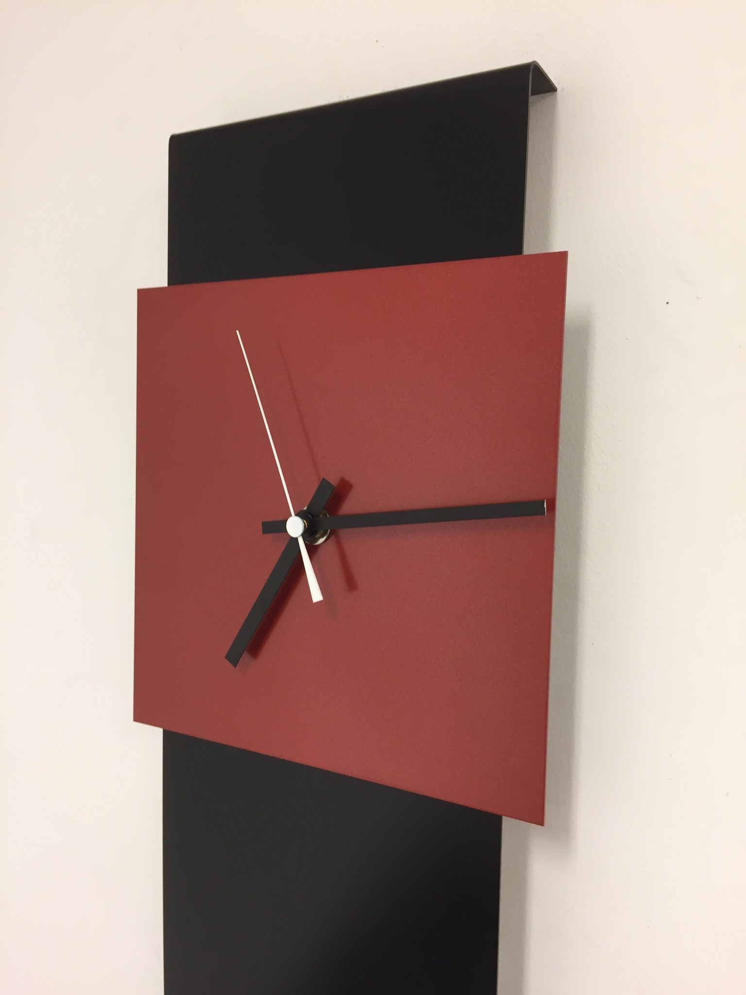 Klokkendiscounter Design - Wall clock Labrand Export Design Black & Red Modern Dutch Design