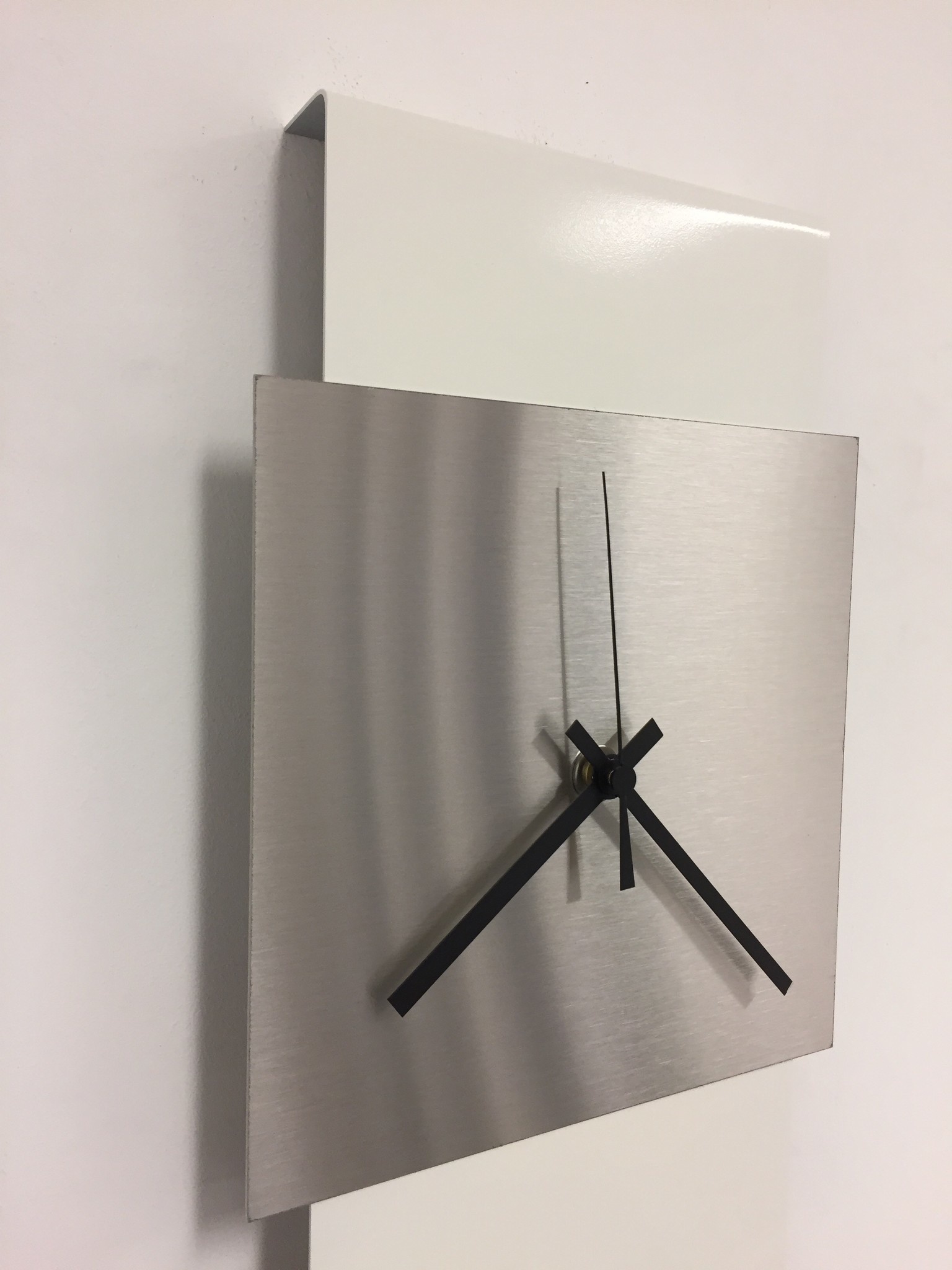 Klokkendiscounter Design - Wall clock Labrand Export Line White & Silver Modern Dutch Design