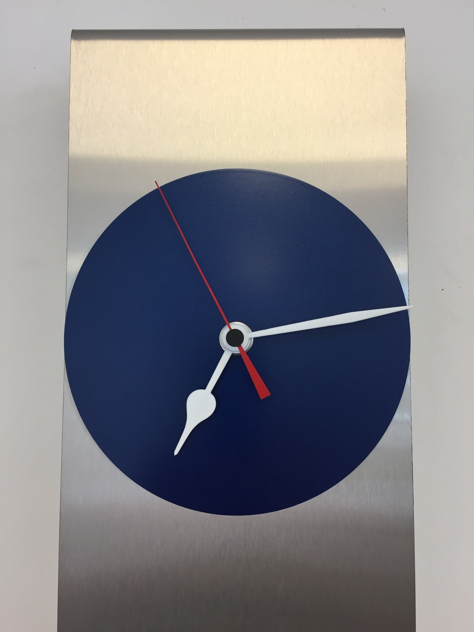 Klokkendiscounter Design - Wanduhr Manhattan Blue & RED Zeiger Moderne Dutch Design