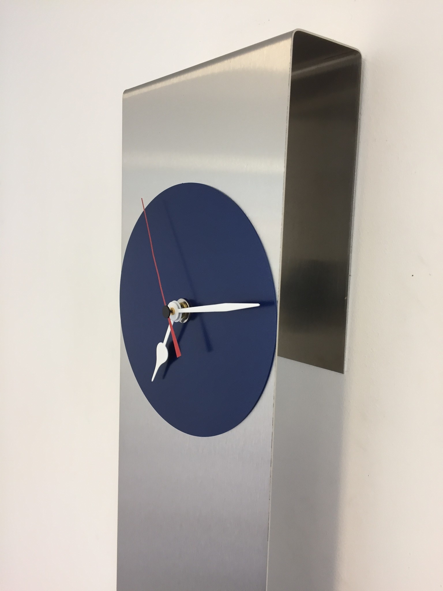 Klokkendiscounter Design - Wall clock Manhattan Blue & Red Pointer Modern Dutch Design