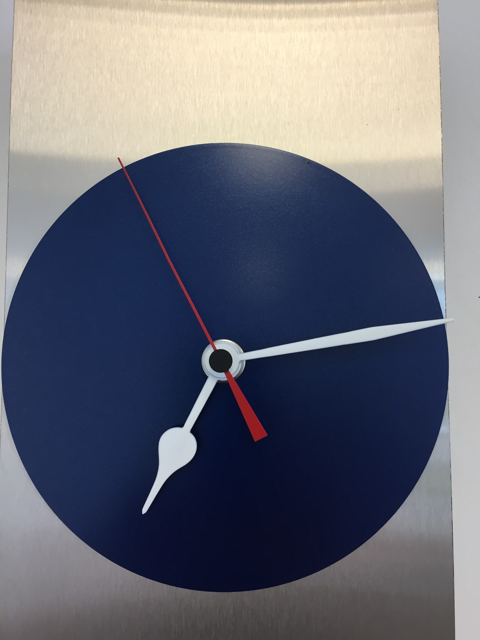 Klokkendiscounter Design - Wall clock Manhattan Blue & Red Pointer Modern Dutch Design