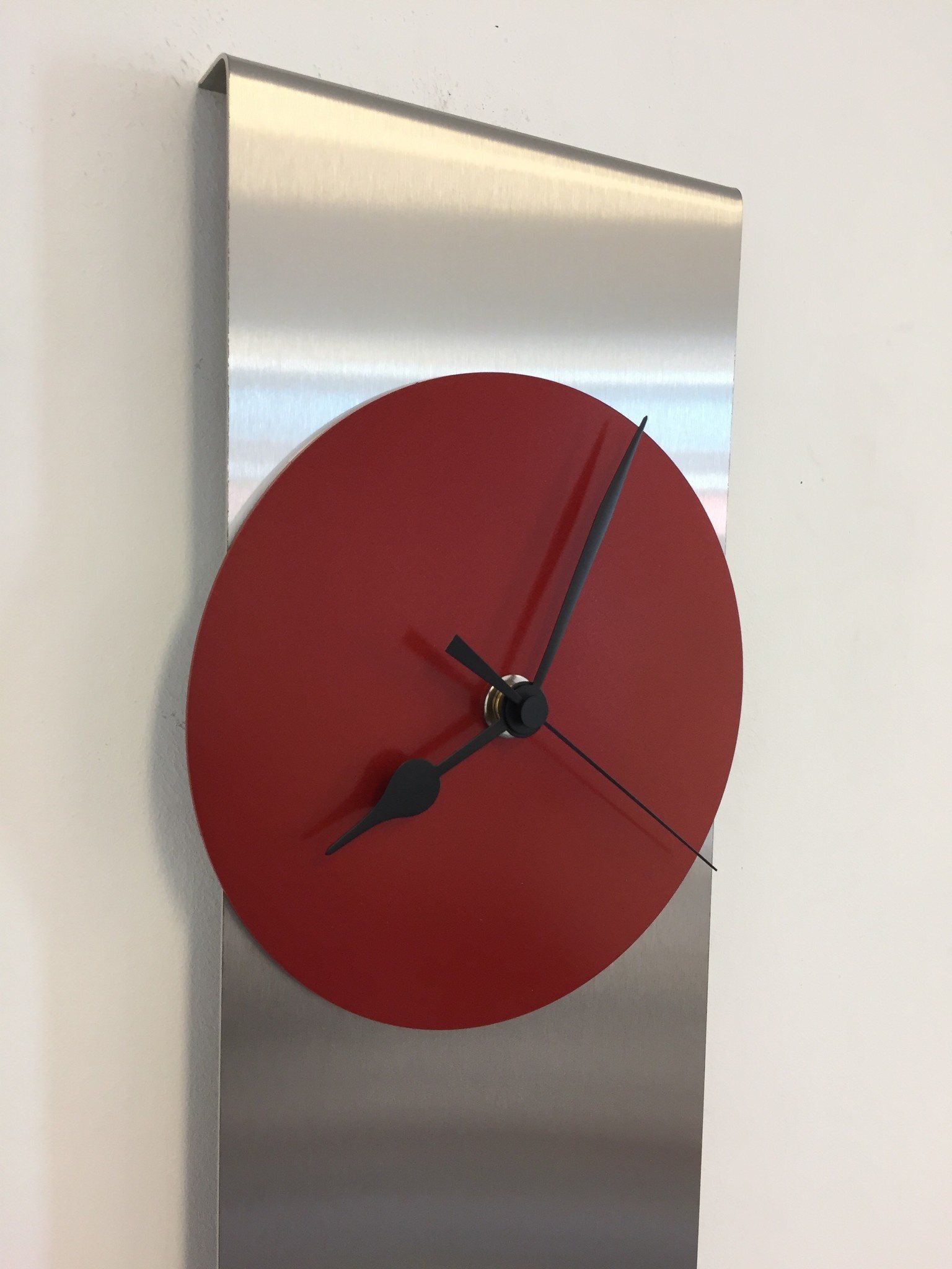 Klokkendiscounter Design - Wall clock Orion Red & Black Modern Dutch Design