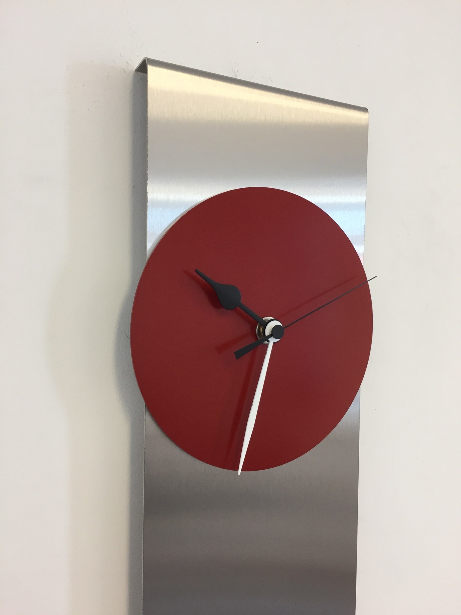 Klokkendiscounter Design - Wall clock Orion Red B&W Modern Dutch Design