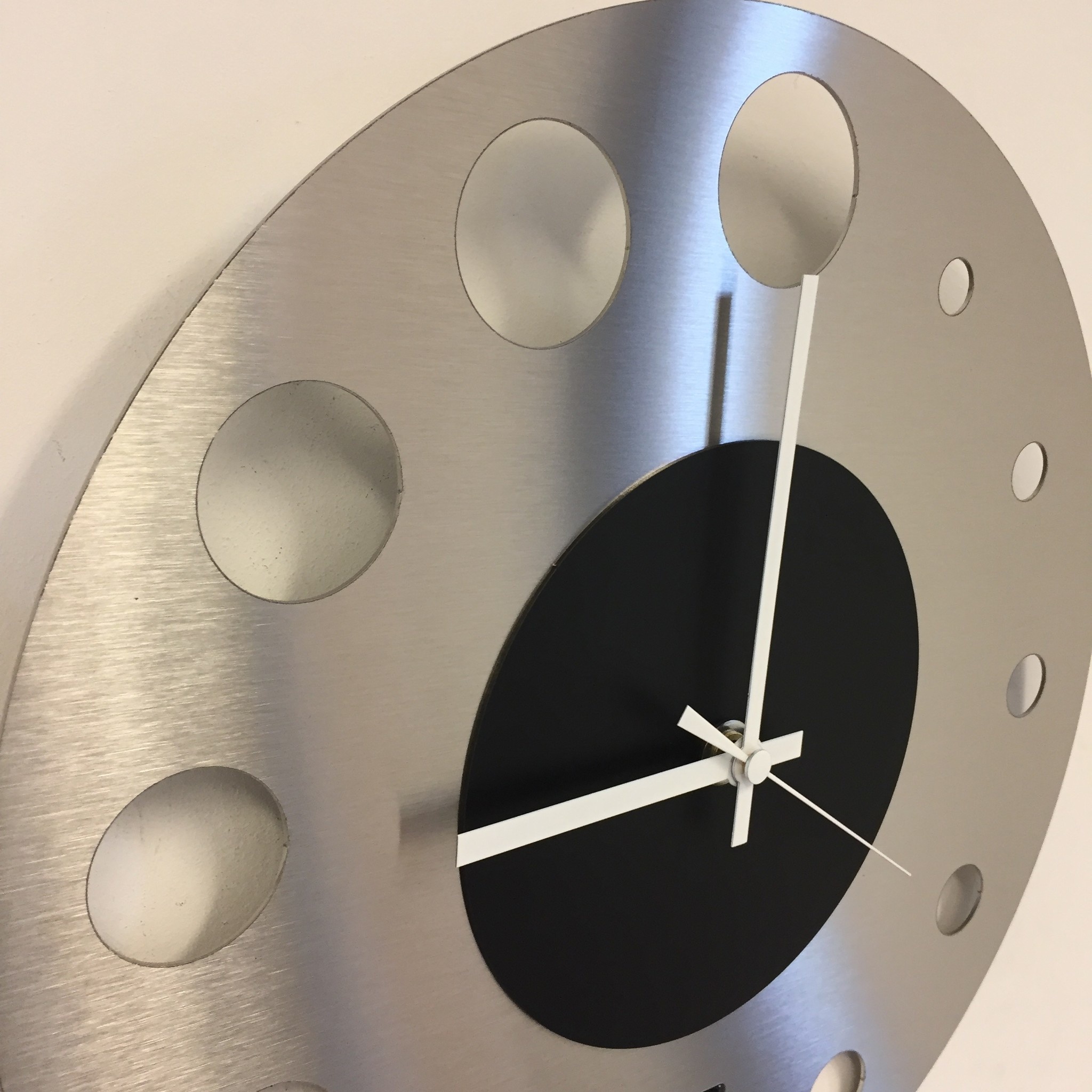 Klokkendiscounter Design - Wall clock Junte Brussels Atomium Black Modern Design