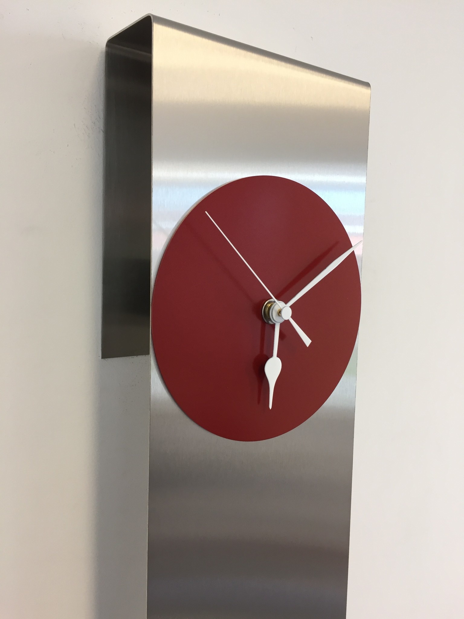 Klokkendiscounter Design - Wall clock Manhattan Red Modern Dutch Design