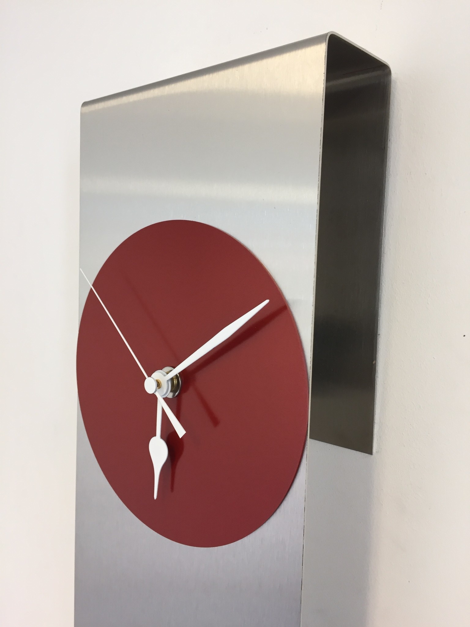 Klokkendiscounter Design - Wall clock Manhattan Red Modern Dutch Design