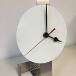 ChantalBrandO Design - Tafelklok WHITE SPIRIT - RED POINTER - MODERN DUTCH DESIGN
