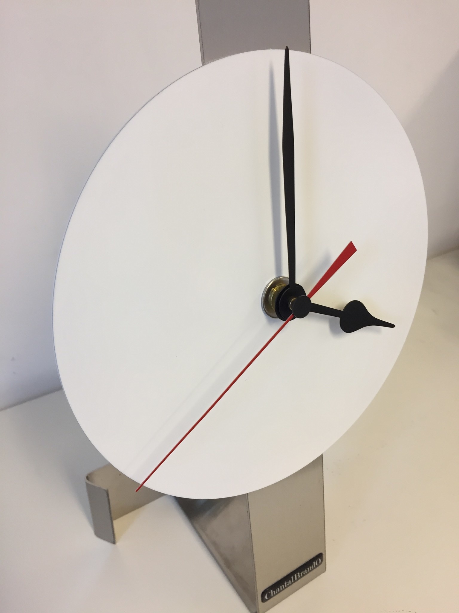 ChantalBrandO Design - Table clock White Spirit - Red Pointer - Modern Dutch Design